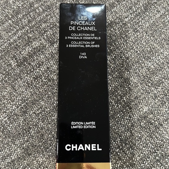 Chanel Pink Diva Limited Edition Brush Set, Compact Mirror and Nail File - Picture 9 of 12